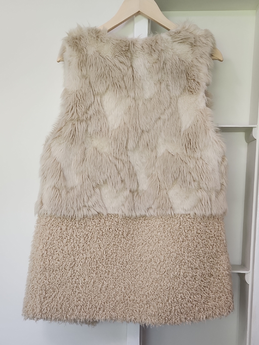 Hinge Women’s Faux Fur Vest Classy Contemporary Versatile Sherpa in Cream OSFM - Picture 13 of 15